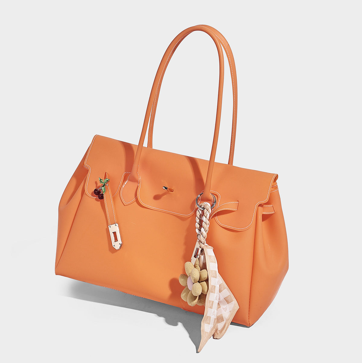 Strukturierte Tote-Bag aus mattem Jelly-Material mit goldfarbenem Klappverschluss mit Drehverschluss, zwei Schulterhenkeln, seitlichen Zwickeln und dekorativer