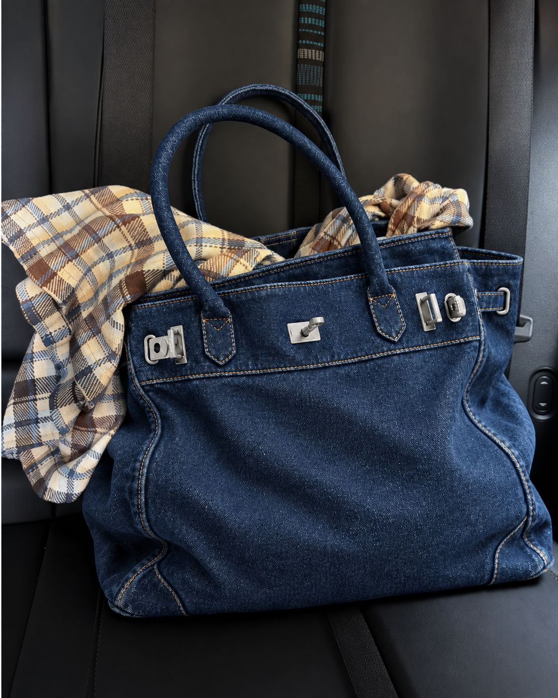Lässige Tote-Bag aus Denim mit silberfarbenem Drehverschluss, Schnallenbeschlägen und zwei gerollten Henkeln, Detailansicht 11