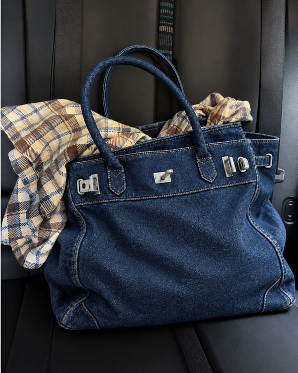Lässige Tote-Bag aus Denim mit silberfarbenem Drehverschluss, Schnallenbeschlägen und zwei gerollten Henkeln, Detailansicht 11