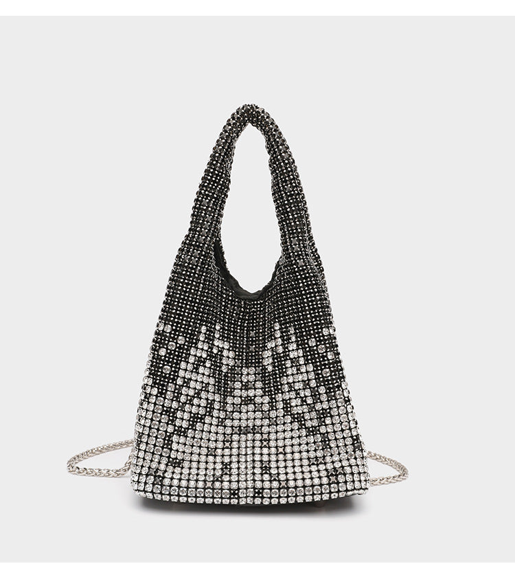 Ombré-Kristalltasche in Schwarz bis Silber mit Strasssteinen, Kettenriemen und Kristall-Tragegriffen, Detailansicht 14