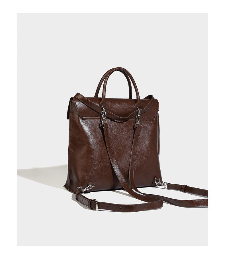 Große glänzende wandelbare Tote-Bag in Lederoptik mit Plüschbären-Anhänger und silberfarbenen Beschlägen, Detailansicht 10