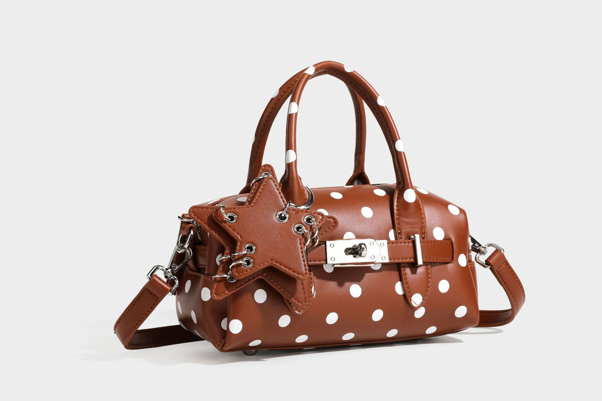Kleine, strukturierte Mini-Henkeltasche mit Polka-Dot-Muster, Sternanhänger, Schnallriemen-Detail auf der Vorderseite, zwei Henkeln und abnehmbarem