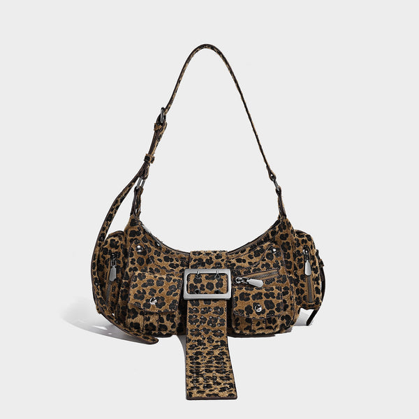Halbmondförmige Schultertasche mit Nieten besetzter Riemenschnallenlasche, mehreren Frontfächern und silberfarbenen Metalldetails, Detailansicht 47