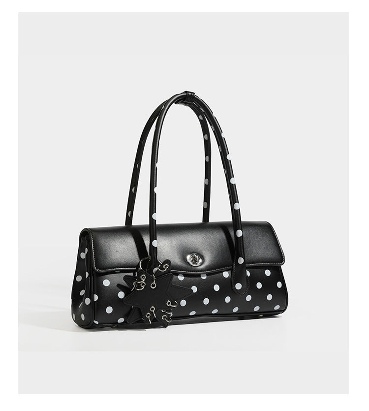 Strukturierte Baguette-Tasche mit Polka-Dot-Muster, glänzender Lederoptik, zwei Tragegriffen, silberfarbener Drehverschlussklappe und