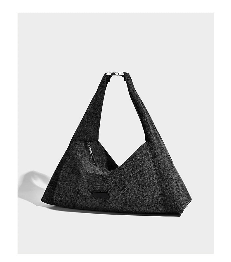 Übergroße, lässig weich fallende Hobo-Schultertasche in Denim-Optik mit breitem verstellbarem Riemen und Reißverschluss oben, Detailansicht 9