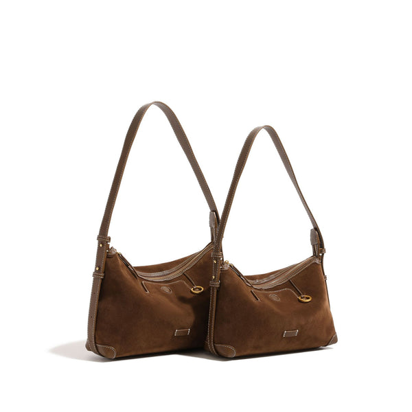 Hobo-Bag in Tabakbraun mit Velourslederoptik, Besatz in Lederoptik, Kontrastnähten, goldfarbenen Beschlägen und verstellbarem Crossbody-Riemen