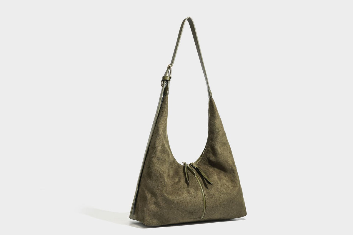 Lässig fallende Hobo-Schultertasche mit strukturierter Wildlederoptik, Reißverschluss oben, Quasten-Zippern und goldfarbenem, verstellbarem