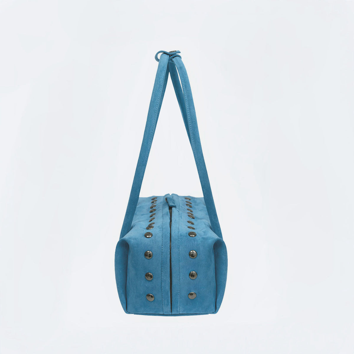 Rechteckige, tonnenförmige Schultertasche mit kuppelförmigen Nieten in Gunmetal-Optik entlang der oberen Naht, zwei flachen Riemen mit Knotendetail und mattem Finish, Detailansicht