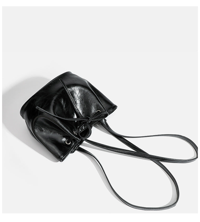 Weiche Tasche in Lederoptik mit glänzender Oberfläche, Schleifen-Kordelzug und silberfarbenen Ösen, Detailansicht 15
