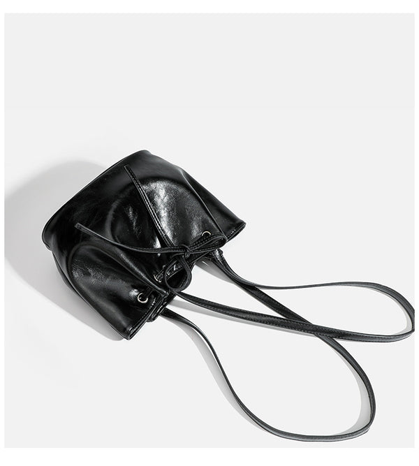 Weiche Tasche in Lederoptik mit glänzender Oberfläche, Schleifen-Kordelzug und silberfarbenen Ösen, Detailansicht 15