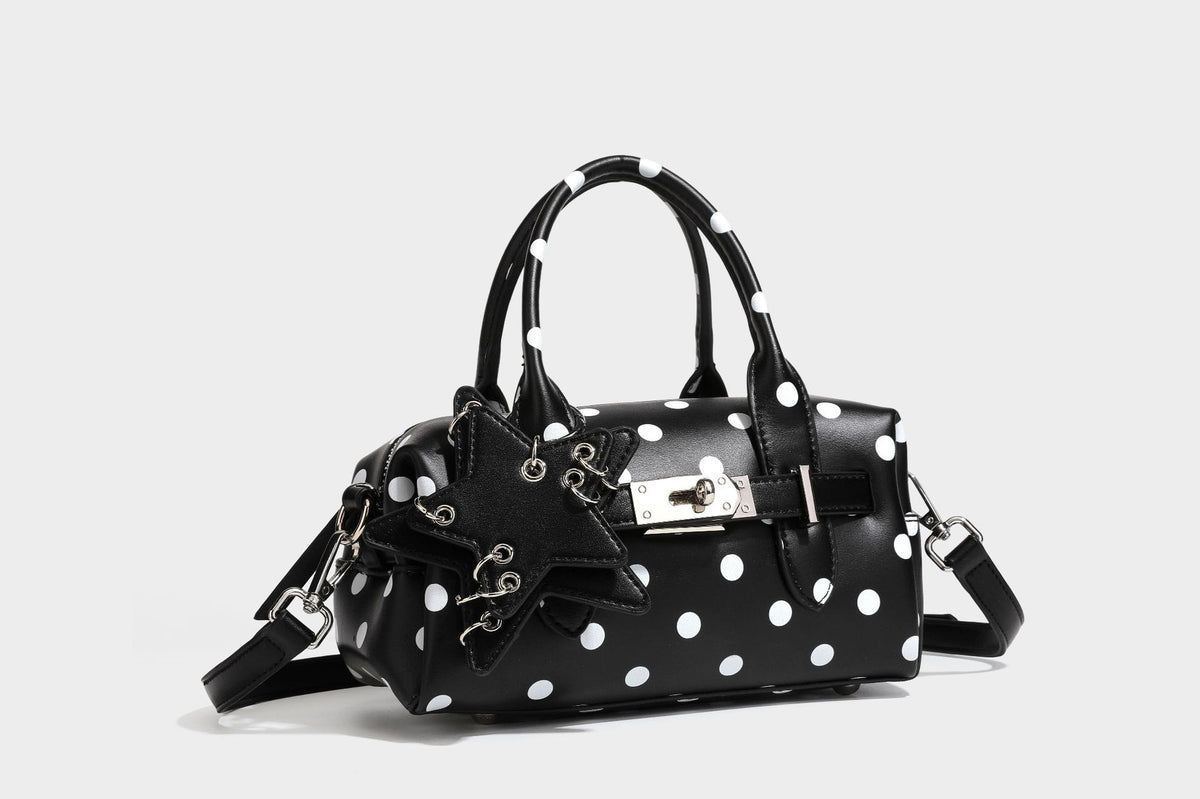 Kleine, strukturierte Mini-Henkeltasche mit Punktmuster, Sternanhänger, Schnallendetail auf der Vorderseite, zwei Henkeln und abnehmbarem