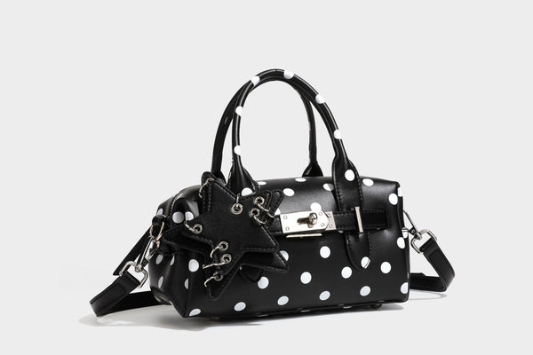 Kleine, strukturierte Mini-Henkeltasche mit Punktmuster, Sternanhänger, Schnallendetail auf der Vorderseite, zwei Henkeln und abnehmbarem