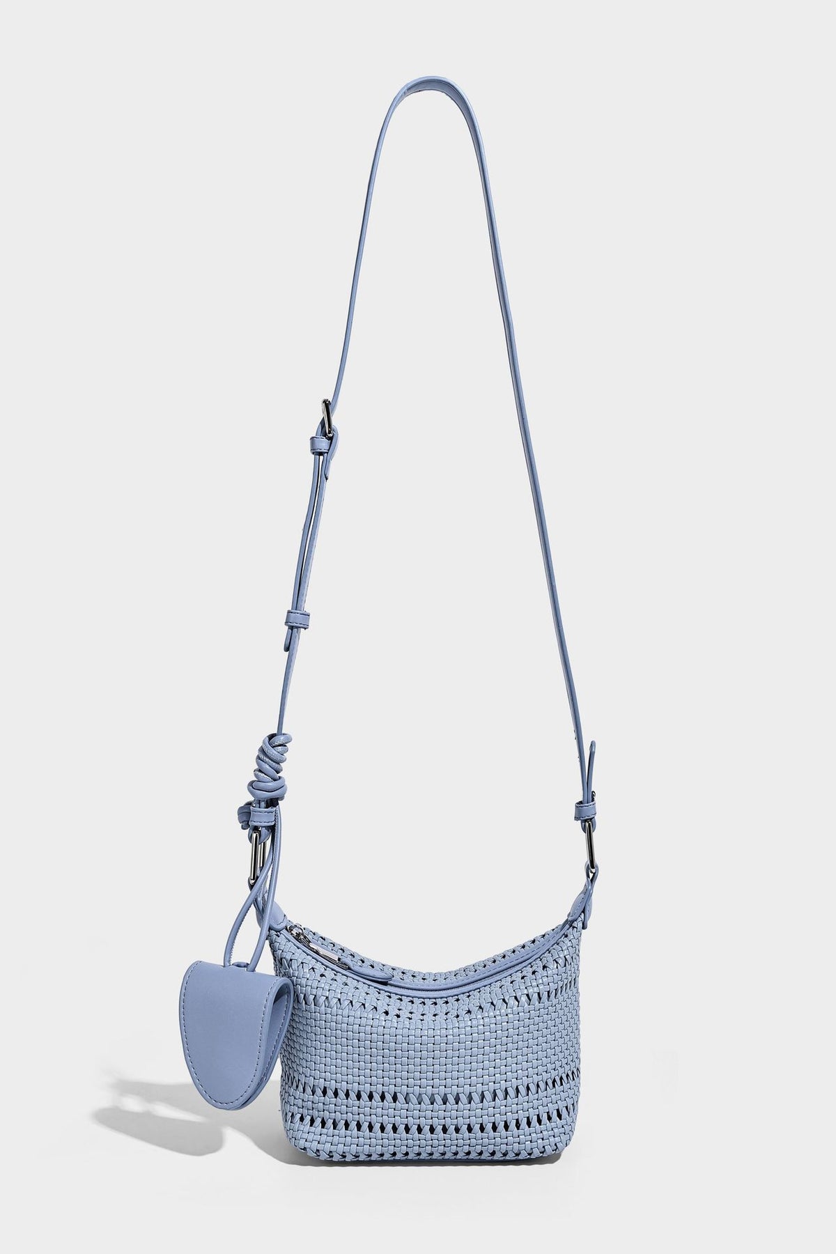 Kleine gewebte Hobo-Schultertasche mit sichelförmiger Silhouette, Reißverschluss oben, silberfarbenen Metallelementen und verstellbarem, Detail