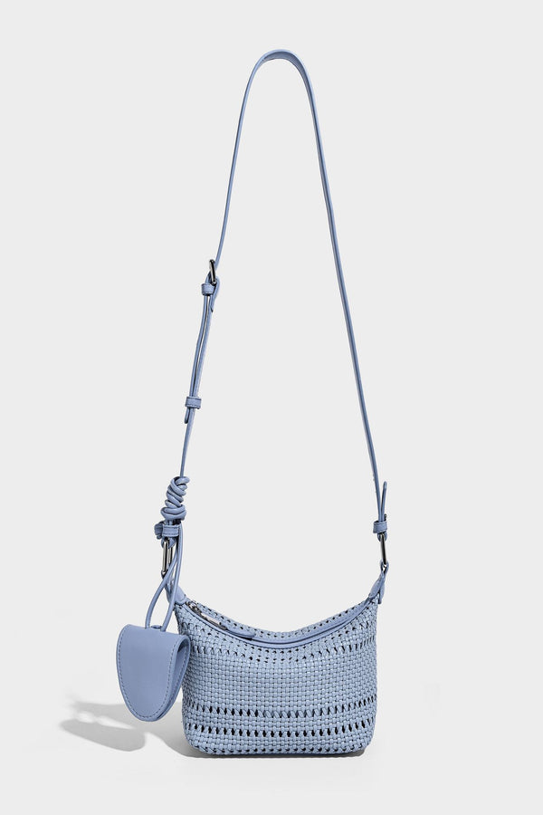 Kleine gewebte Hobo-Schultertasche mit sichelförmiger Silhouette, Reißverschluss oben, silberfarbenen Metallelementen und verstellbarem, Detail