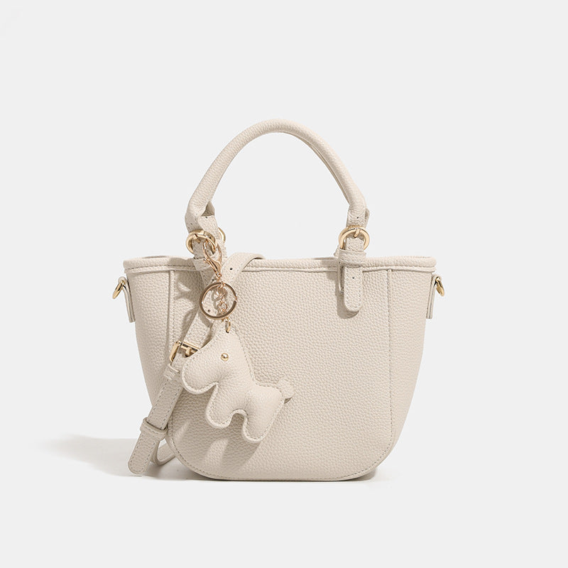 Mini-Bucket-Tote-Bag mit strukturierter Form und matter, genarbter Oberfläche, Pferdeanhänger, zwei Tragegriffen und abnehmbarem Schulterriemen