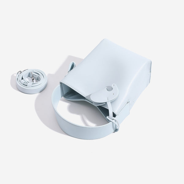 Mini-Bucket-Tasche mit strukturierter Form aus glatter, matter eisblauer Lederoptik, gewölbtem Tragegriff und abnehmbarem Crossbody-Riemen