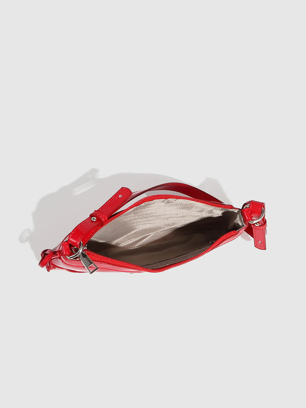 Mini-Umhängetasche mit strukturierter Form und glänzender Lackleder-Optik, geschwungenem rechteckigem Korpus, Reißverschluss oben und seitlichem Kordelzug