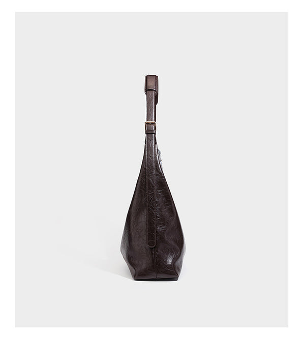 Große dunkelbraune, glänzende, geknautschte Hobo-Schultertasche mit Reißverschluss, goldfarbenen Beschlägen, verstellbarem Riemen und hellblauem