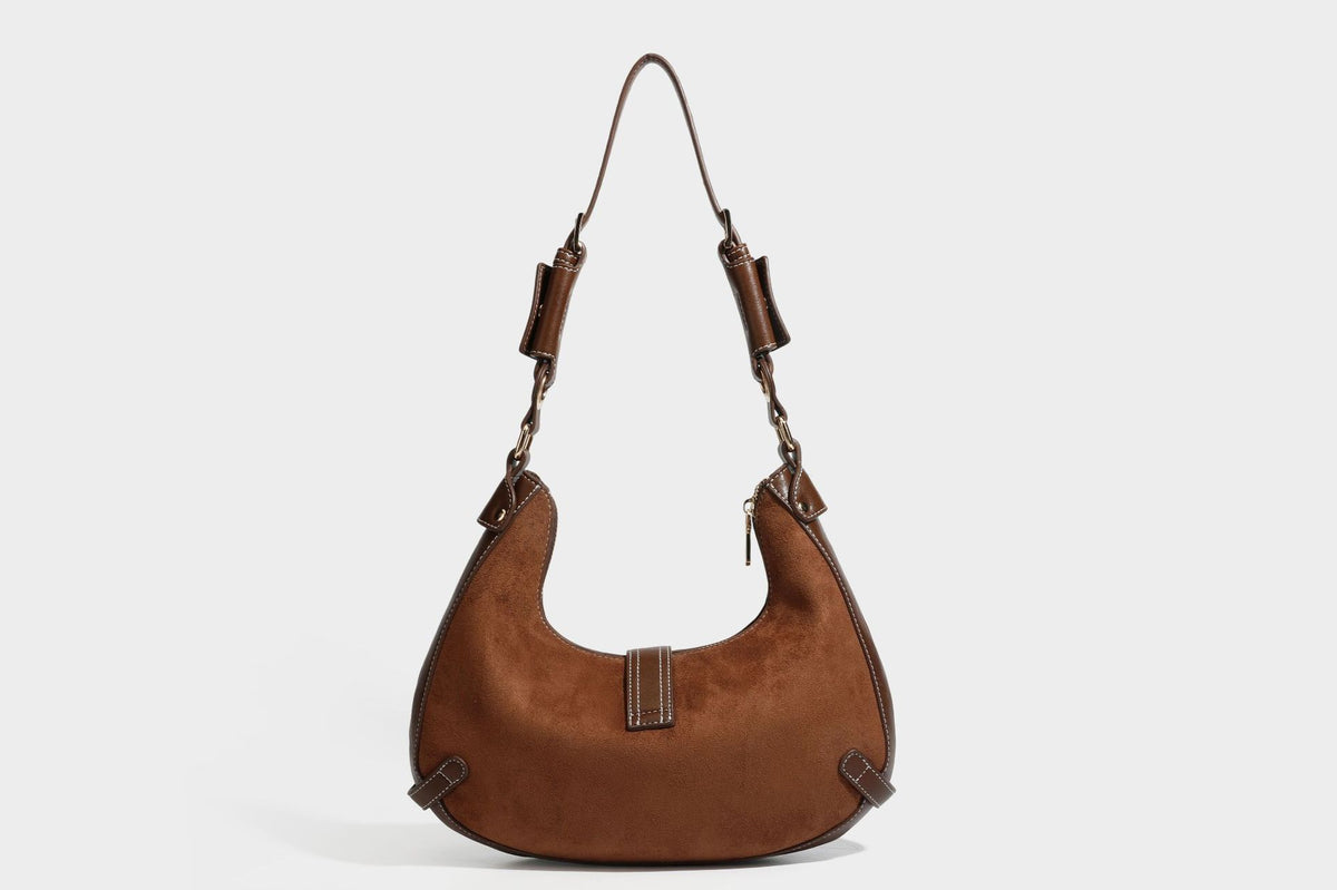Halbmondförmige Schultertasche in camelbrauner Wildlederoptik mit weißen Kontrastnähten, goldfarbenen Beschlägen und