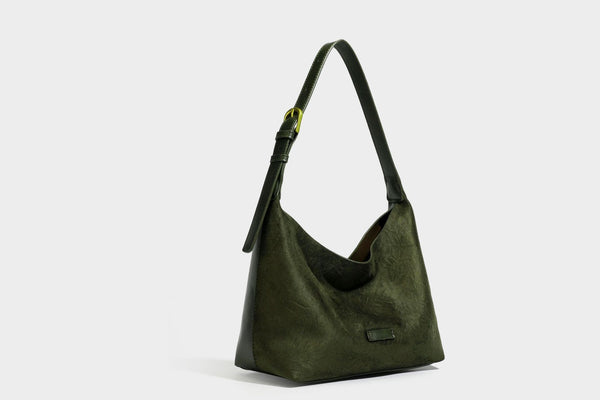 Dunkelbraune, lässig fallende Hobo-Schultertasche mit velourslederähnlich strukturierter Oberfläche, glatter lederähnlicher Paspelierung und Details in Antikgoldoptik, Detailansicht