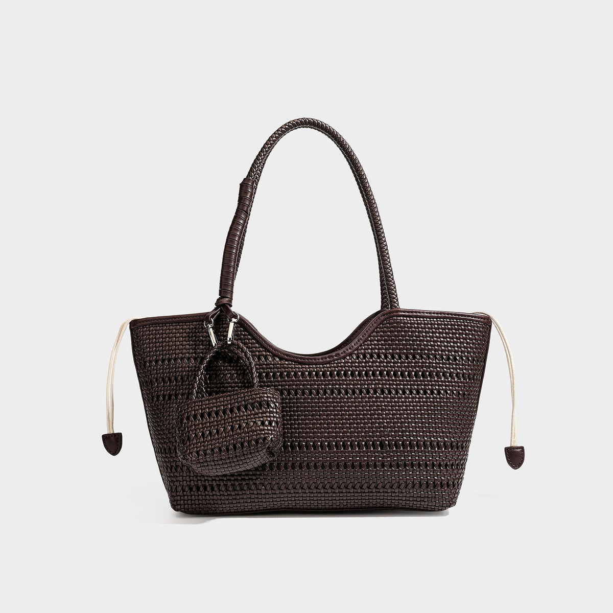 Dunkelbraune gewebte Tote-Tasche in Lederoptik mit geflochtenen Henkeln, Kordelzugverschluss und befestigtem gewebtem Mini-Etui, Detailansicht 6