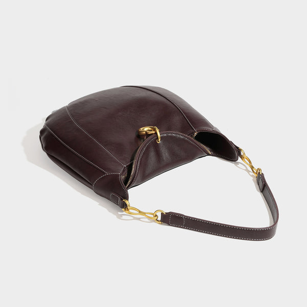 Lässige halbmondförmige Hobo-Schultertasche in Dunkelbraun mit goldfarbenem Ring und Kettenglied-Beschlägen sowie Reißverschluss oben, Detailansicht