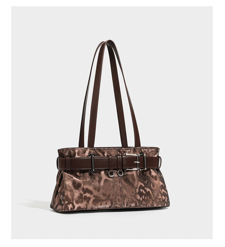 Schulter-Shopper mit Leopardenmuster, brauner Lederoptik-Besatz, vorderem Gürtelschnallendetail, silberfarbenen Beschlägen und langem