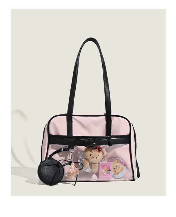 Strukturierte Schultertasche im Boston-Stil mit abgerundet-rechteckigem Korpus, zwei Tragegriffen oben und Reißverschlussfach vorne, Detailansicht 20