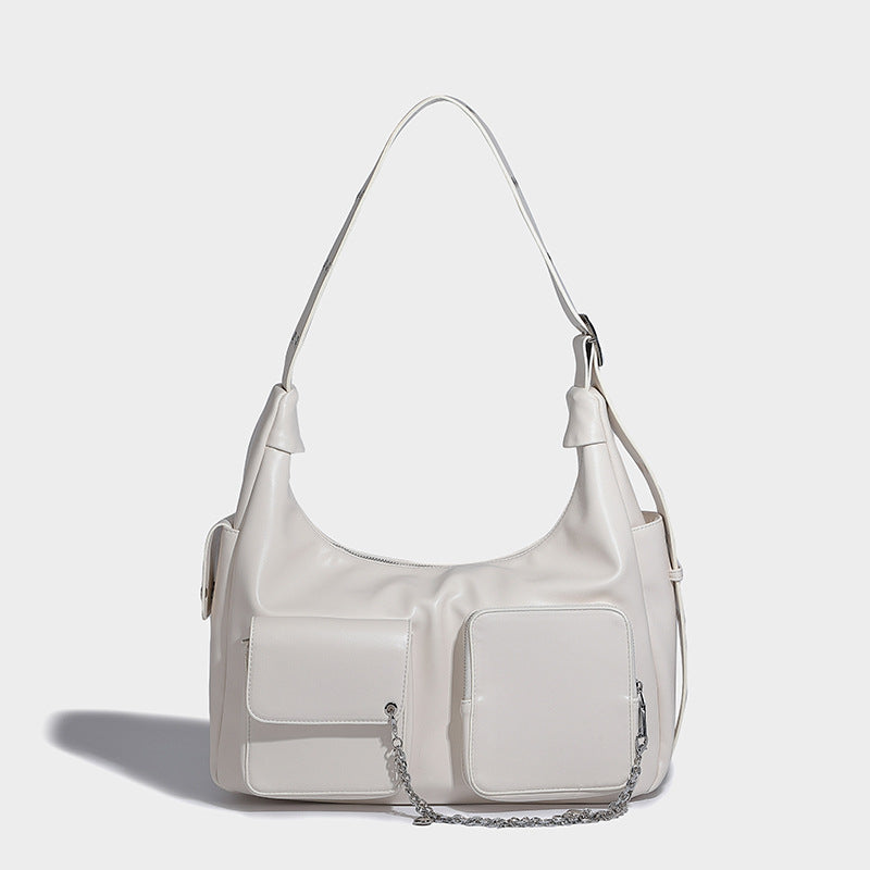 Lässig fallende Hobo-Schultertasche mit glänzender Lederoptik, vorderen Überschlagtaschen, Kettenakzenten und silberfarbenen Nietenbeschlägen