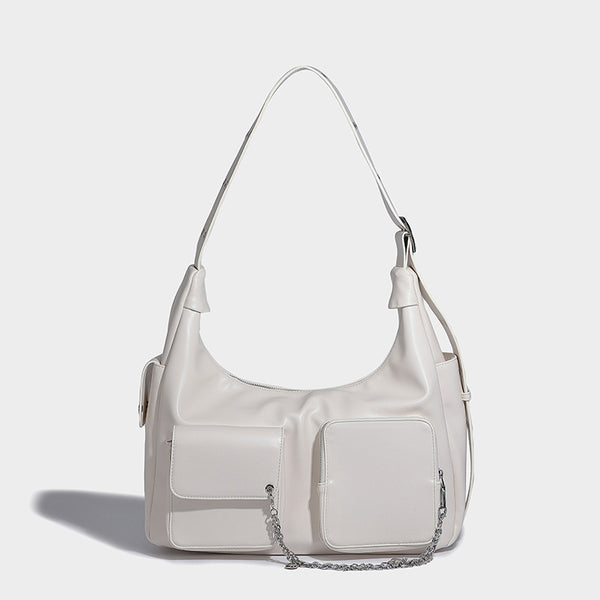 Lässig fallende Hobo-Schultertasche mit glänzender Lederoptik, vorderen Überschlagtaschen, Kettenakzenten und silberfarbenen Nietenbeschlägen