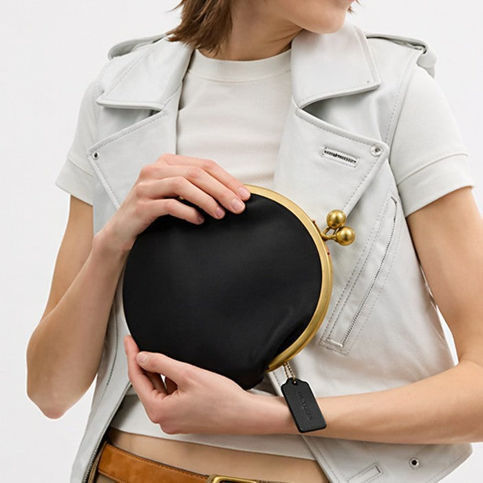 Runde Clutch mit goldfarbenem Rahmen und Kugelverschlüssen, Detailansicht 3