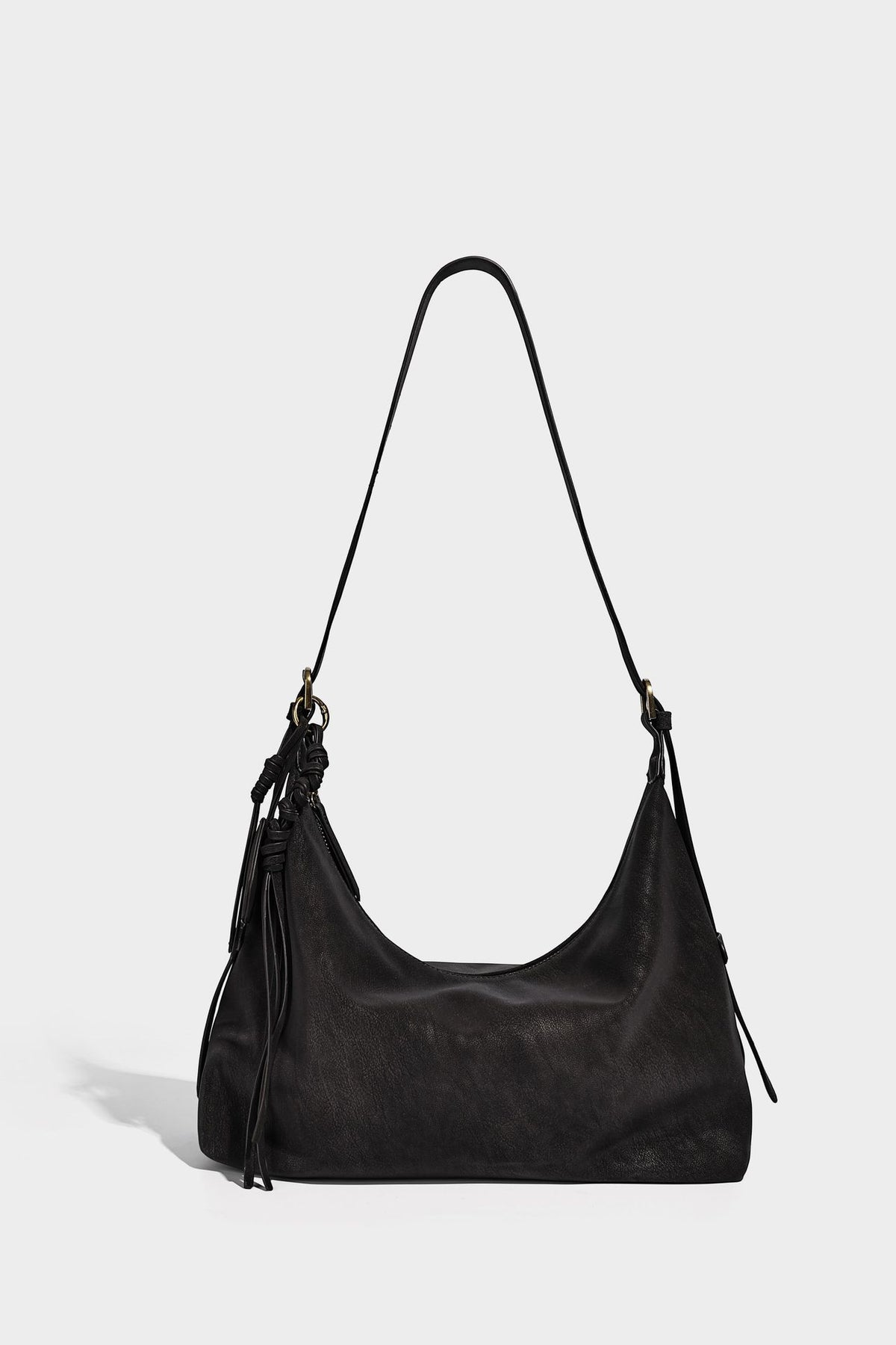 Lässige Hobo-Schultertasche mit matter Oberfläche, Quastenbesatz und goldfarbenen Metallelementen, Detailansicht 21