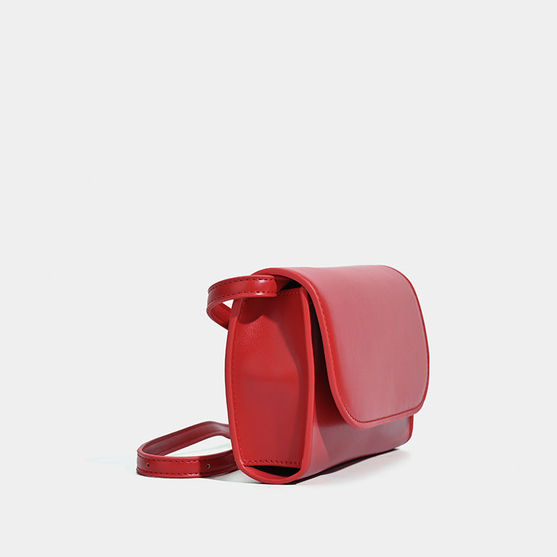 Kleine, strukturierte Crossbody-Tasche in Lederoptik mit Überschlag, Druckknopfverschluss und silberfarbenen Metalldetails, Detailansicht 3