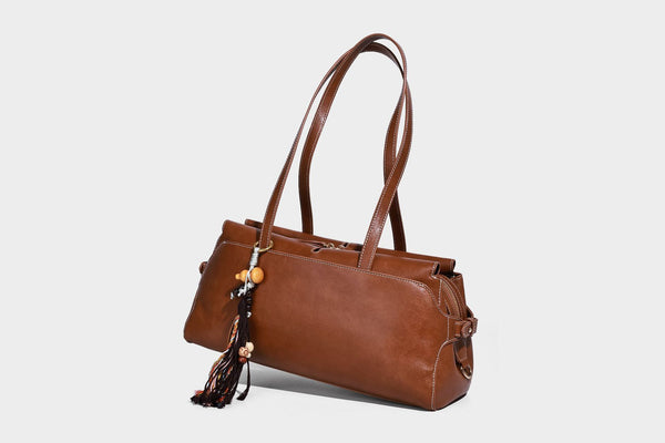 Strukturierte rechteckige Baguette-Schultertasche aus dunkelbraunem Material in glatter Lederoptik mit zwei Riemen und Reißverschluss oben