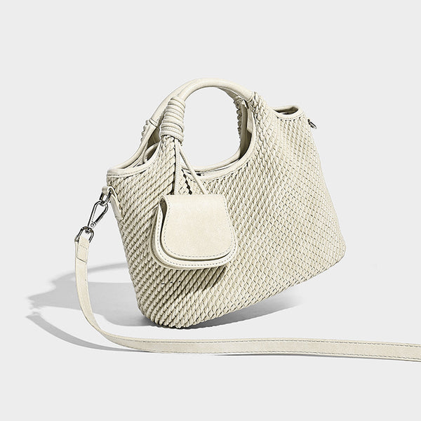 Strukturierte Beuteltasche in gewebter Optik mit geknotetem Tragegriff, vorderer Überschlagtasche und abnehmbarem Crossbody-Riemen in Silberoptik
