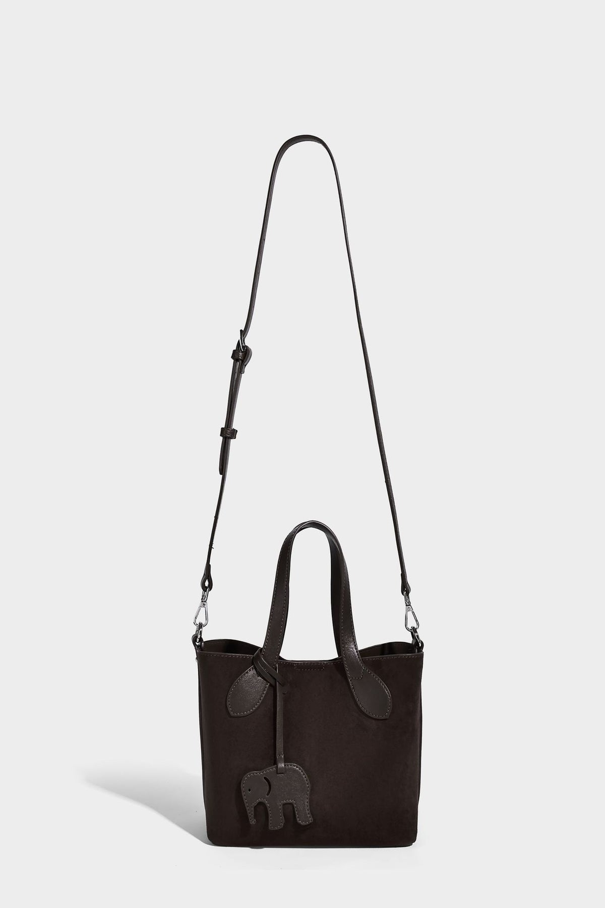 Kleine, strukturierte Tote-Handtasche in Wildlederoptik mit Elefantenanhänger, zwei oberen Tragegriffen und abnehmbarem Crossbody-Riemen, Detailansicht