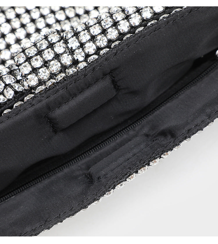 Kleine rechteckige, mit Strasssteinen besetzte Schleifen-Clutch zum Umhängen mit silberfarbener Kettenriemen, Detailansicht 19