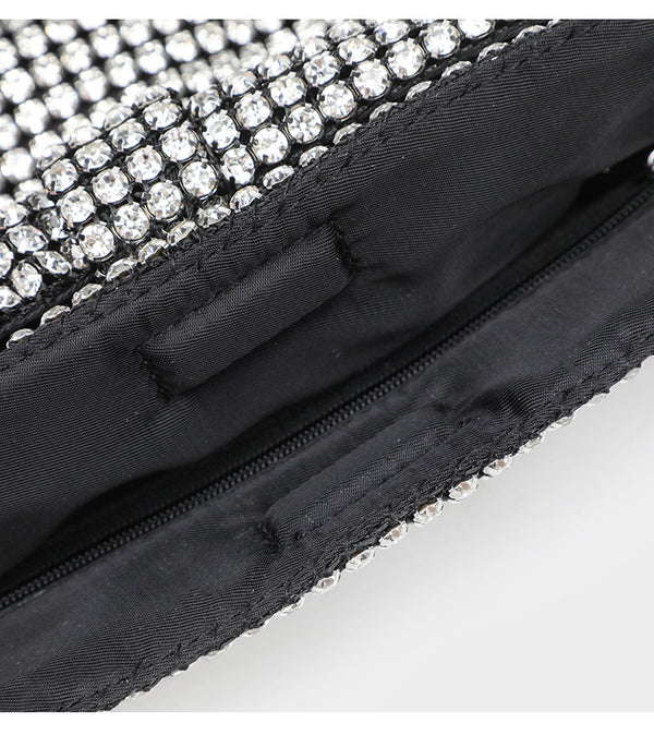Kleine rechteckige, mit Strasssteinen besetzte Schleifen-Clutch zum Umhängen mit silberfarbener Kettenriemen, Detailansicht 19