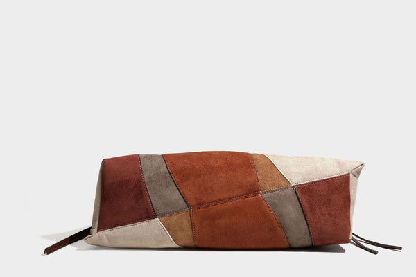 Weich fallende Patchwork-Tote in Braun, Rost, Camel und Beige mit Partien in Velourslederoptik, Besatz in Lederoptik und verstellbarem Schulterriemen