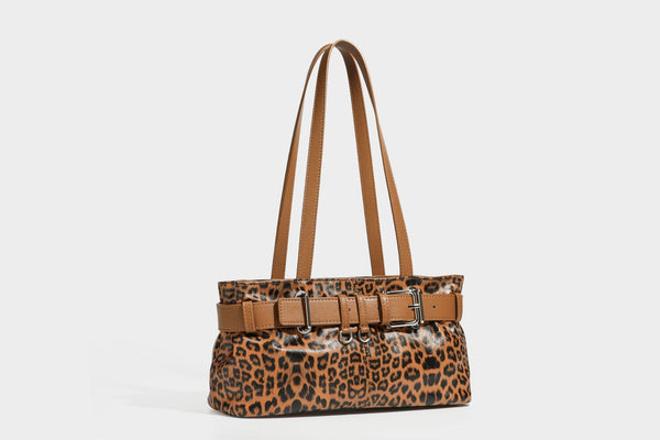 Strukturierte Schultertasche mit Leopardenmuster, Gürtelverschluss-Detail, zwei langen Riemen und silberfarbenen Metallbeschlägen, Detailansicht