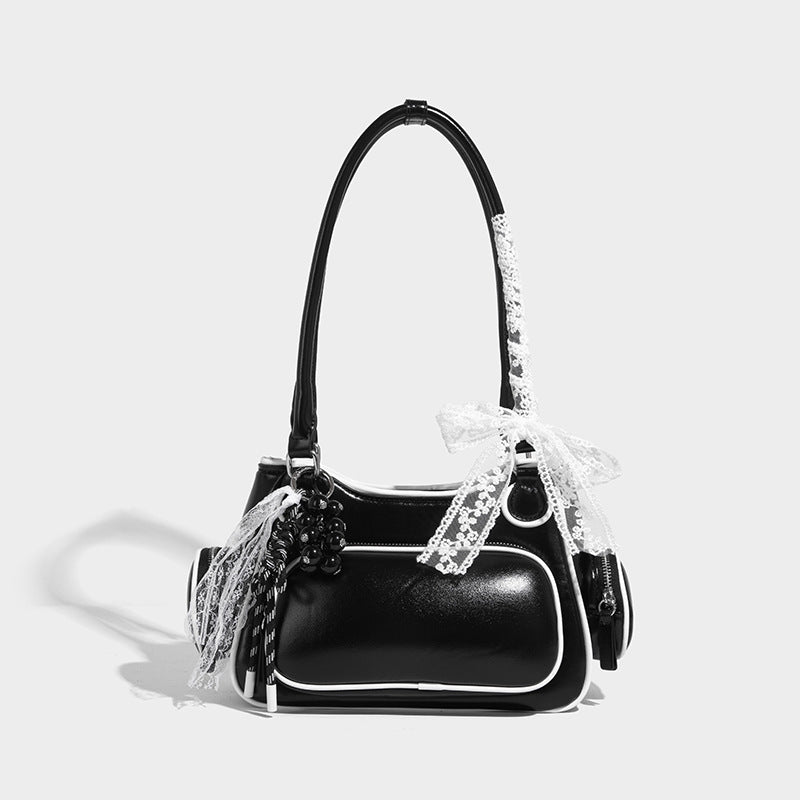 Kleine, strukturierte, glänzende Schultertasche mit weißer Paspelierung, Spitzenschleife und Anhänger mit roter Perle, seitlichen Reißverschlusstaschen und silberfarbenem