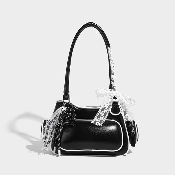 Kleine, strukturierte, glänzende Schultertasche mit weißer Paspelierung, Spitzenschleife und Anhänger mit roter Perle, seitlichen Reißverschlusstaschen und silberfarbenem