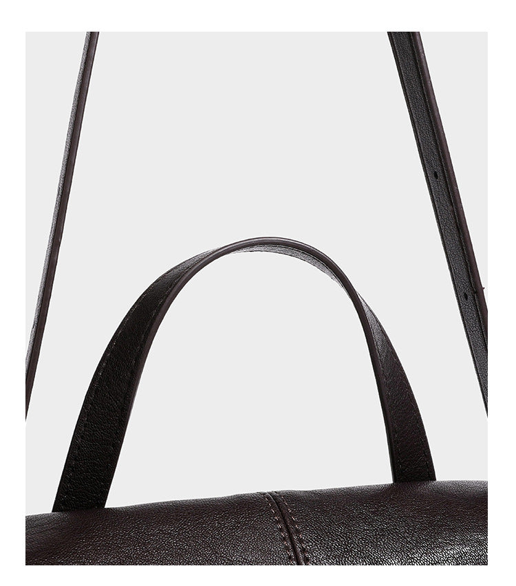 Strukturierte Satchel-Tasche mit Überschlag aus dunkelbrauner, glänzender Lederoptik, kurzem Tragegriff und langem, verstellbarem Schulterriemen