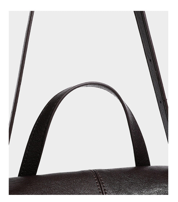 Strukturierte Satchel-Tasche mit Überschlag aus dunkelbrauner, glänzender Lederoptik, kurzem Tragegriff und langem, verstellbarem Schulterriemen