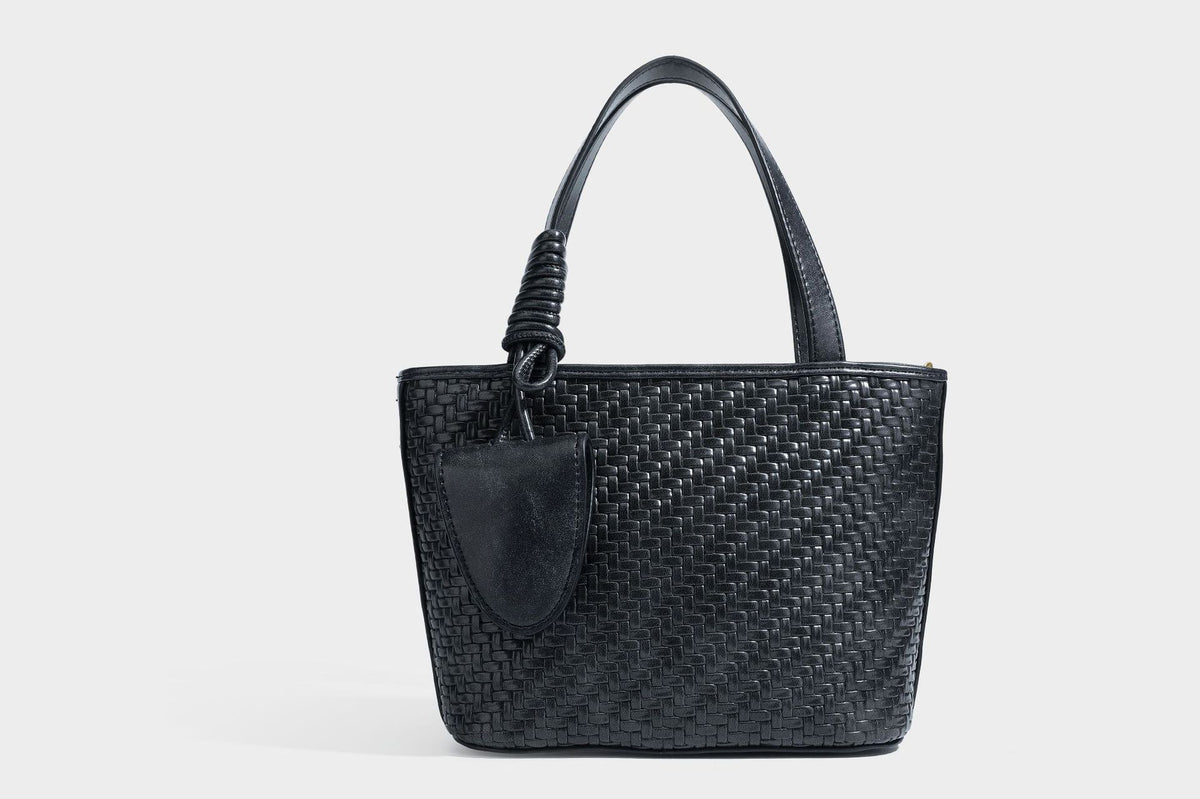 Strukturierte Tote Bag mit gewebter Oberfläche in Braun, goldfarbenen Metalldetails, seilumwickelten Tragegriffen, einer kleinen Fronttasche und weiteren Details