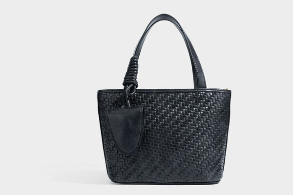 Strukturierte Tote Bag mit gewebter Oberfläche in Braun, goldfarbenen Metalldetails, seilumwickelten Tragegriffen, einer kleinen Fronttasche und weiteren Details