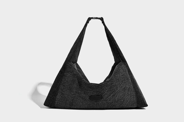 Übergroße, lässig weich fallende Hobo-Schultertasche in Denim-Optik mit breitem verstellbarem Riemen und Reißverschluss oben, Detailansicht 18