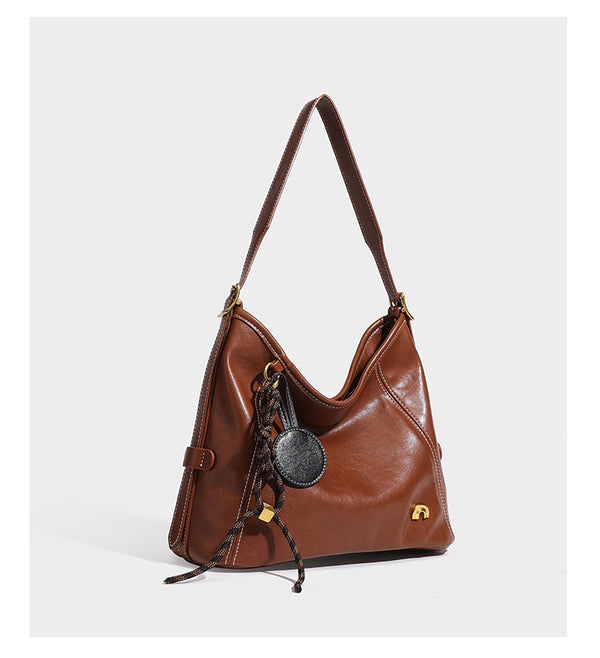 Lässig fallende Hobo-Schultertasche in glatter Lederoptik mit Kontrastnähten, antikgoldfarbenen Beschlägen und, Detail