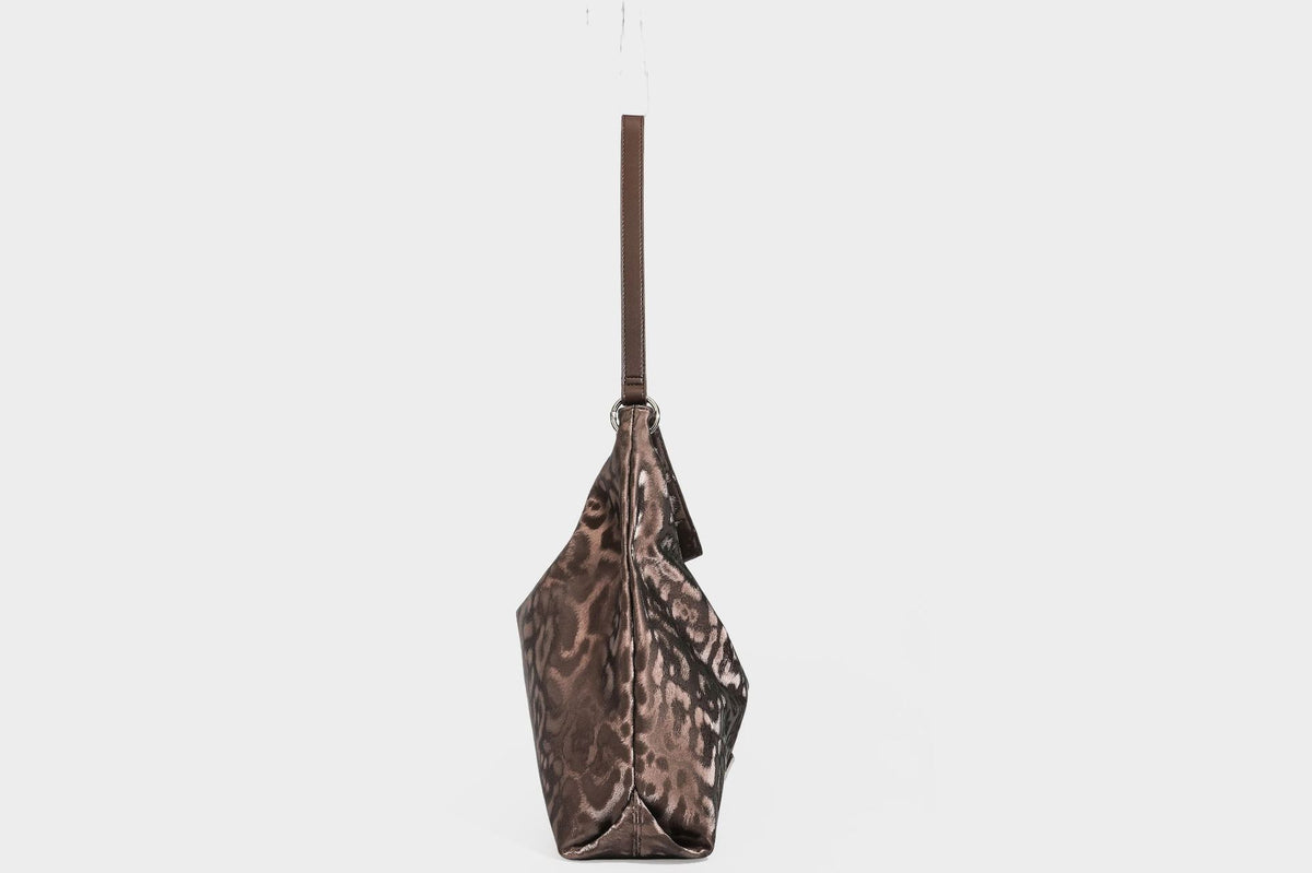 Locker fallende Hobo-Schultertasche mit Leopardenprint, glänzender Satinoptik, silberfarbenen Ringdetails und schmalem Schulterriemen