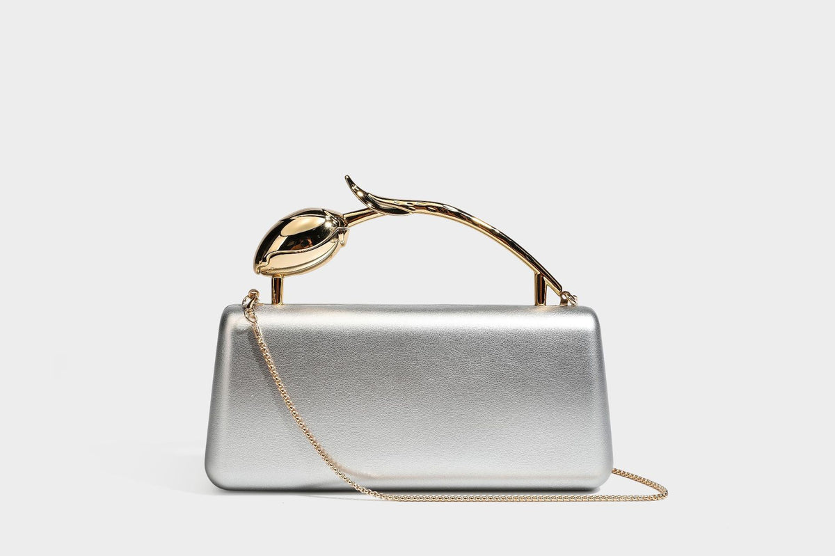 Strukturierte rechteckige Clutch mit goldfarbenem Henkel in Form einer Rosenknospe und abnehmbarem Kettenriemen in Metallic-Optik, Detailansicht